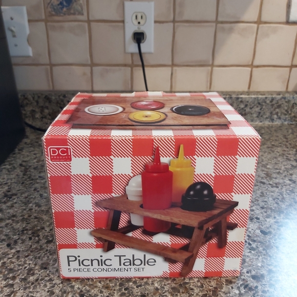 Picnic table - Picture 3 of 5